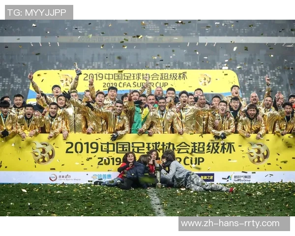 上海上港足球队奋战新赛季展现实力与团队精神争夺冠军荣耀